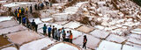 Turistas en las salineras de Maras