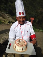 Nuestro cocinero preparando una torta